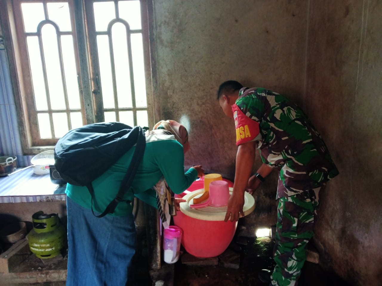 Cegah DB, Babinsa dan Jumantik  Lakukan Pemeriksaan Tampungan Air Warga