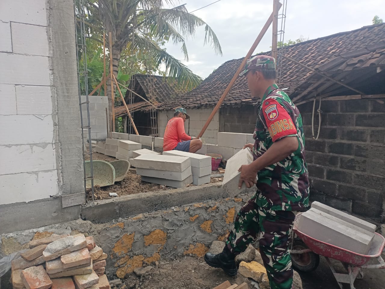 Serka Slamet Bantu Pembangunan Teras Rumah Warga
