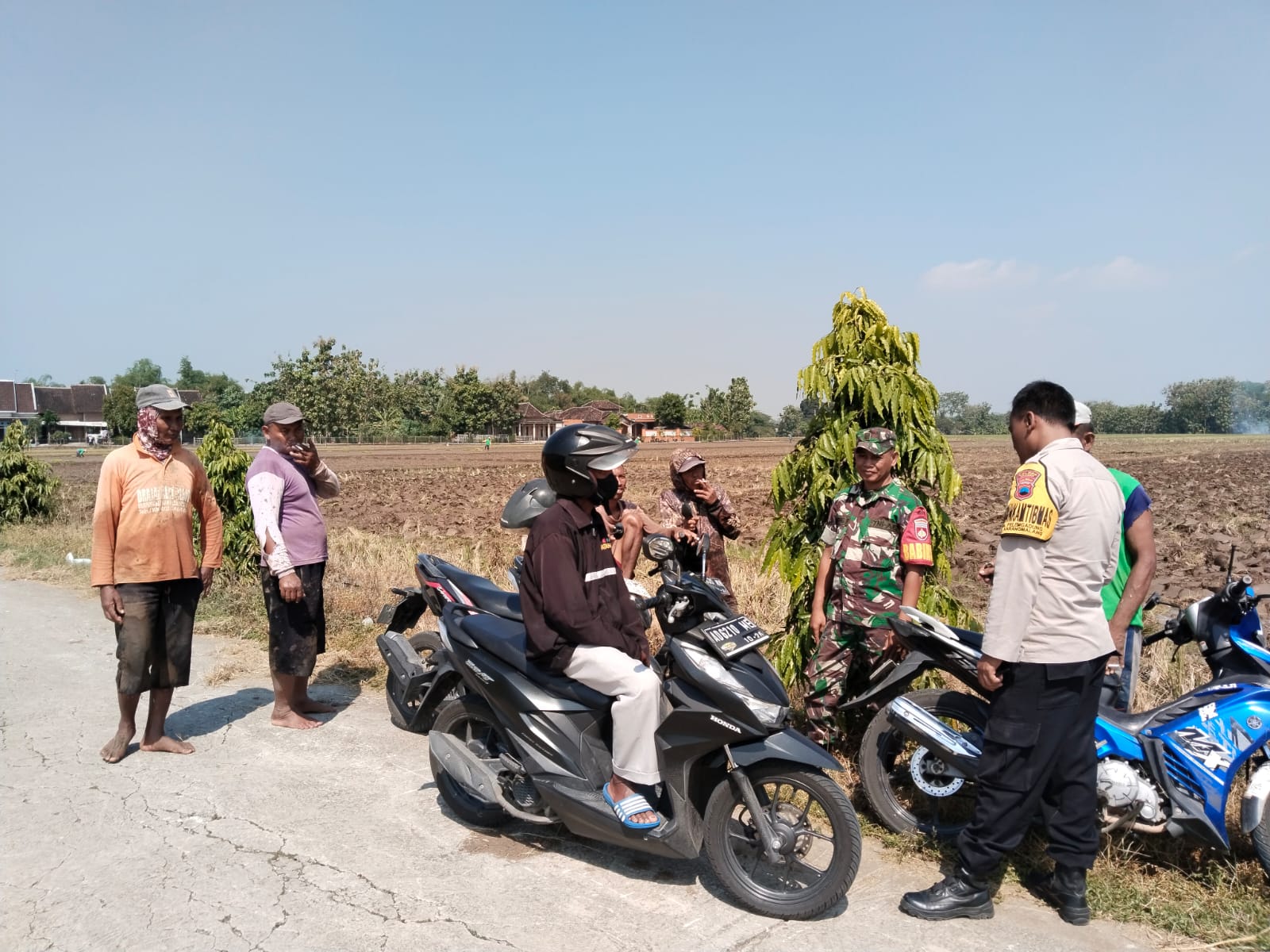 Sinergi Babinsa dan Bhabinkamtibmas Komsos dengan Masyarakat