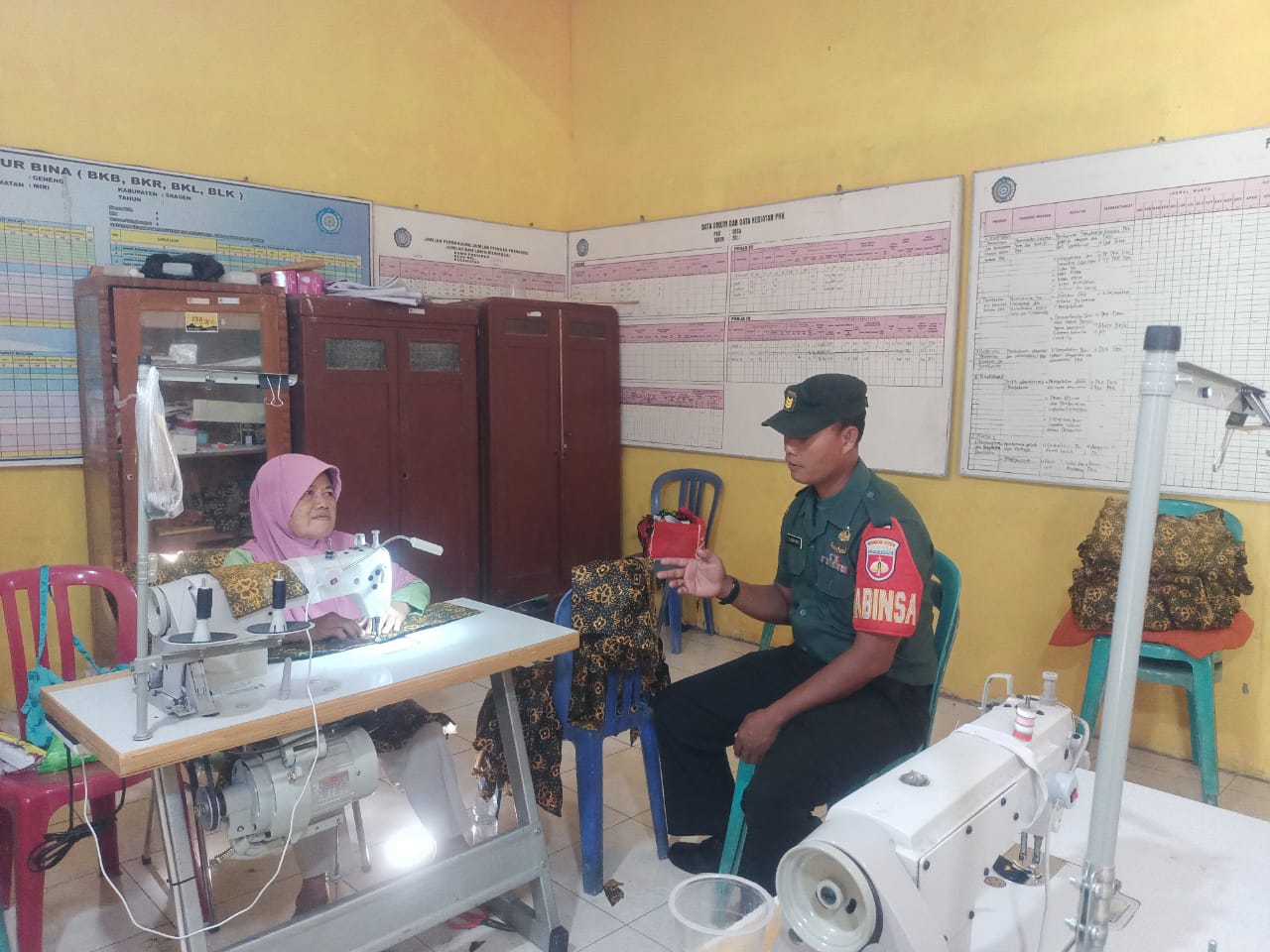 Babinsa Jalin Keakraban, Komsos dengan Ibu PKK untuk Tingkatkan Kesejahteraan Masyarakat