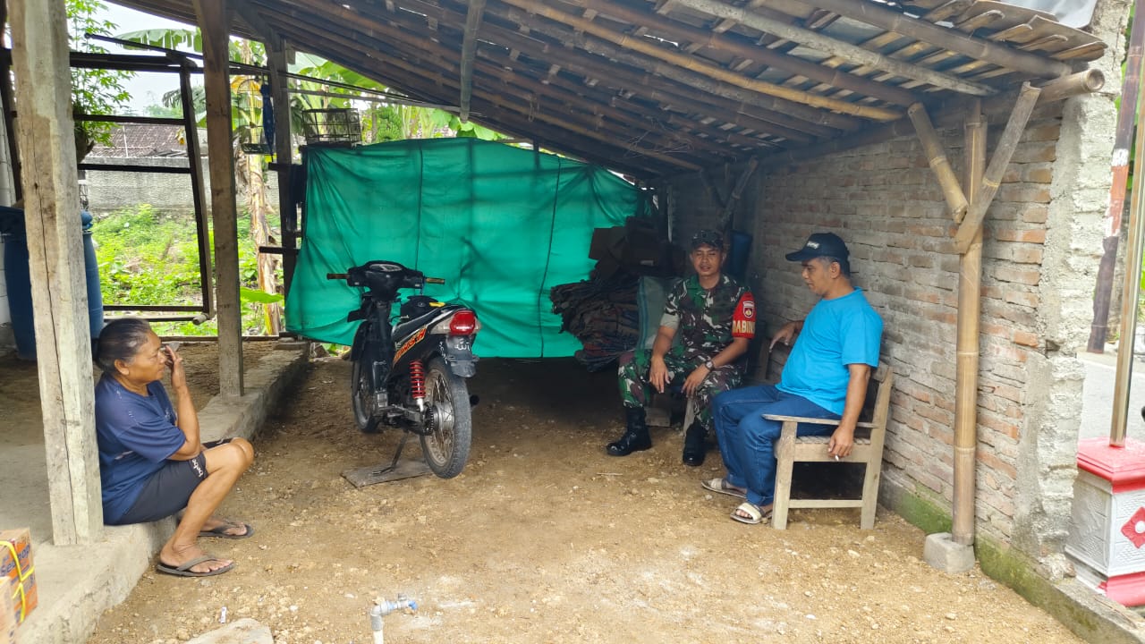 Babinsa Kroyo Minta Warga Cegah Demam Berdarah dengan Membersihkan Lingkungan