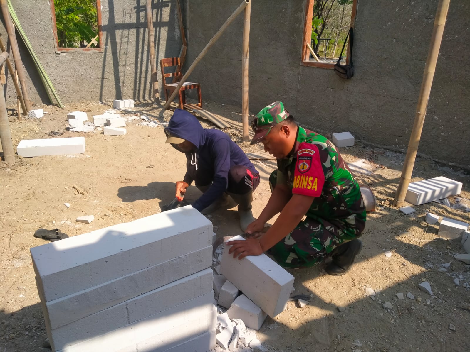 Salah Satu Contoh Nyata Dari Kepedulian, Serda Ibrahim Bantu Pemotongan Herbel