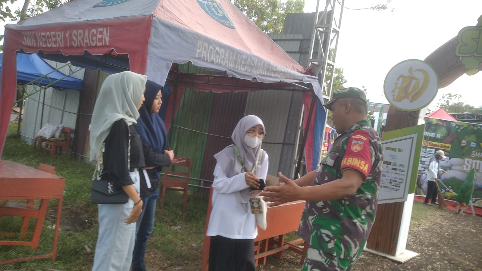 Pesan dari Babinsa Peleman Untuk Siswi SMU : Giat Belajar dan Raih Mimpi