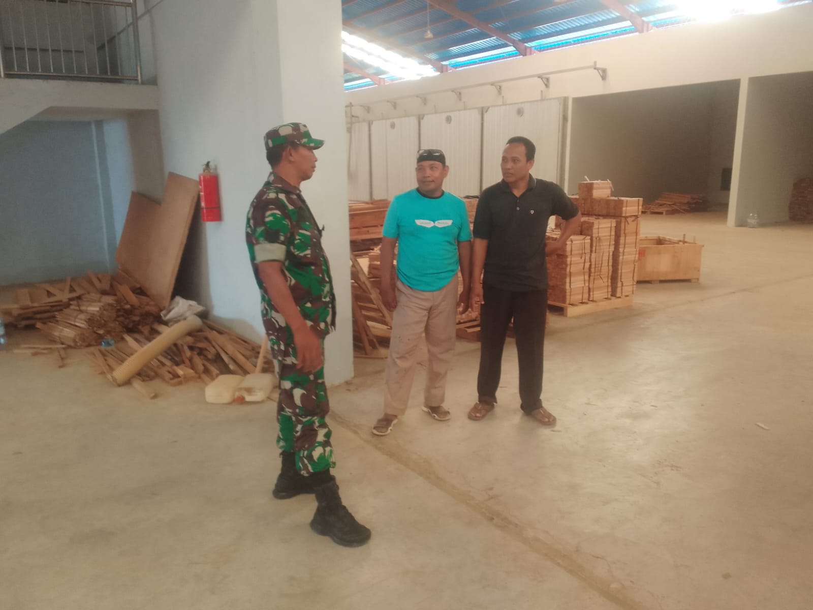 Kunjungan Babinsa ke Pengrajin Mebel