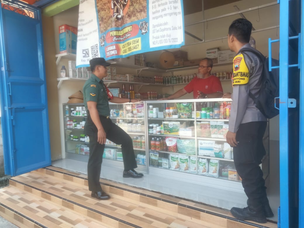 Kerjasama Sinergis Babinsa dan Babinkamtibmas dalam Pengecekan Stok Pestisida