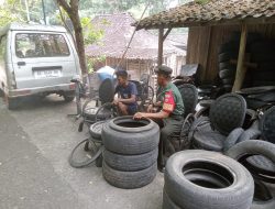 Komunikasi Positif Babinsa Desa Sunggingan dengan Pengrajin Meja Kursi dari Ban Bekas