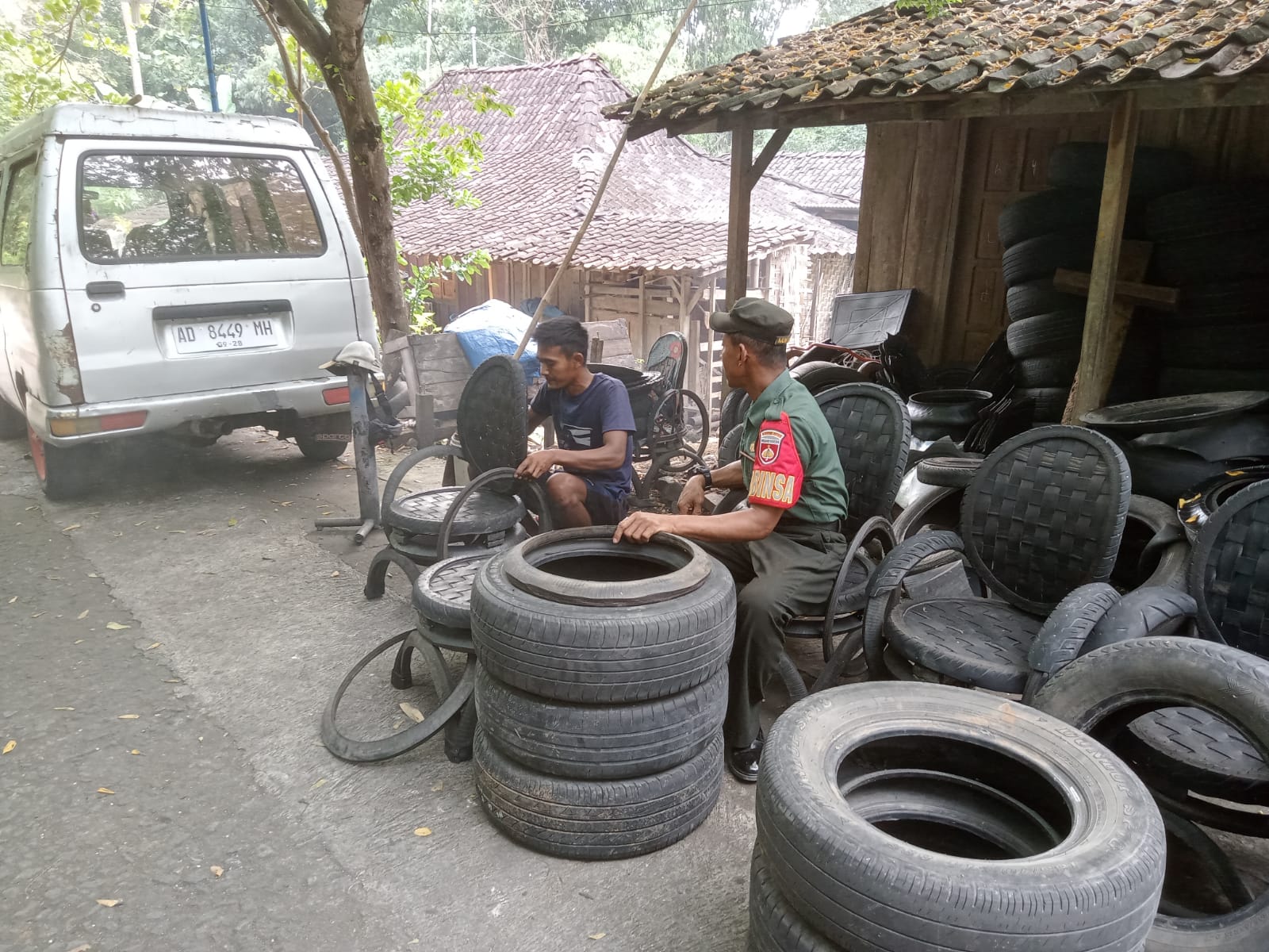 Komunikasi Positif Babinsa Desa Sunggingan dengan Pengrajin Meja Kursi dari Ban Bekas