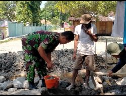 Menjunjung Tinggi Nilai-Nilai Kebersamaan, Babinsa Bantu Bangun Rumah