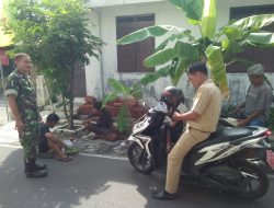 Babinsa Plumbungan dan Ketua RT Saling Berbagi Informasi Terkait Kondisi Keamanan di Lingkungan