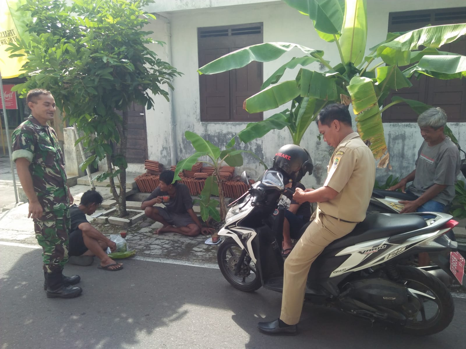 Babinsa Plumbungan dan Ketua RT Saling Berbagi Informasi Terkait Kondisi Keamanan di Lingkungan