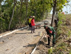 Babinsa Kerja Bakti dalam Pengurukan Jalan