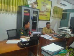 Babinsa Kunjungi Kantor Desa Guna Memeriksa Data Warga Baru