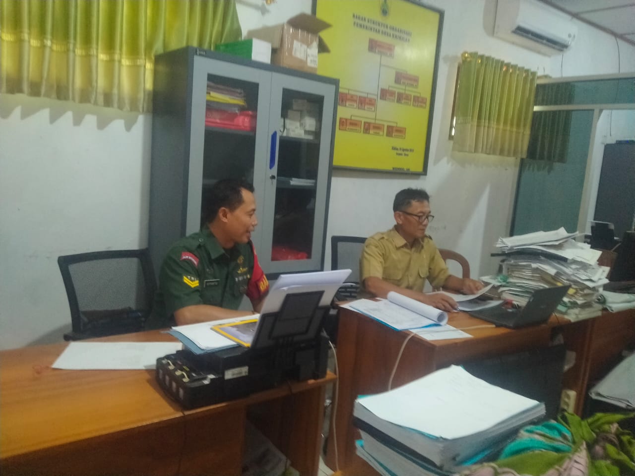 Babinsa Kunjungi Kantor Desa Guna Memeriksa Data Warga Baru