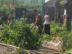Peduli Lingkungan, Babinsa Kerja Bakti Pembersihan Lingkungan