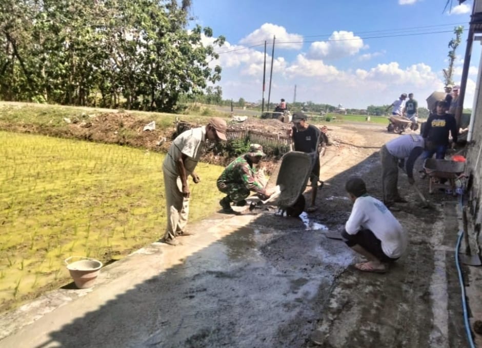 Surasno Memimpin Kerja Bakti Perbaikan Jalan Rusak