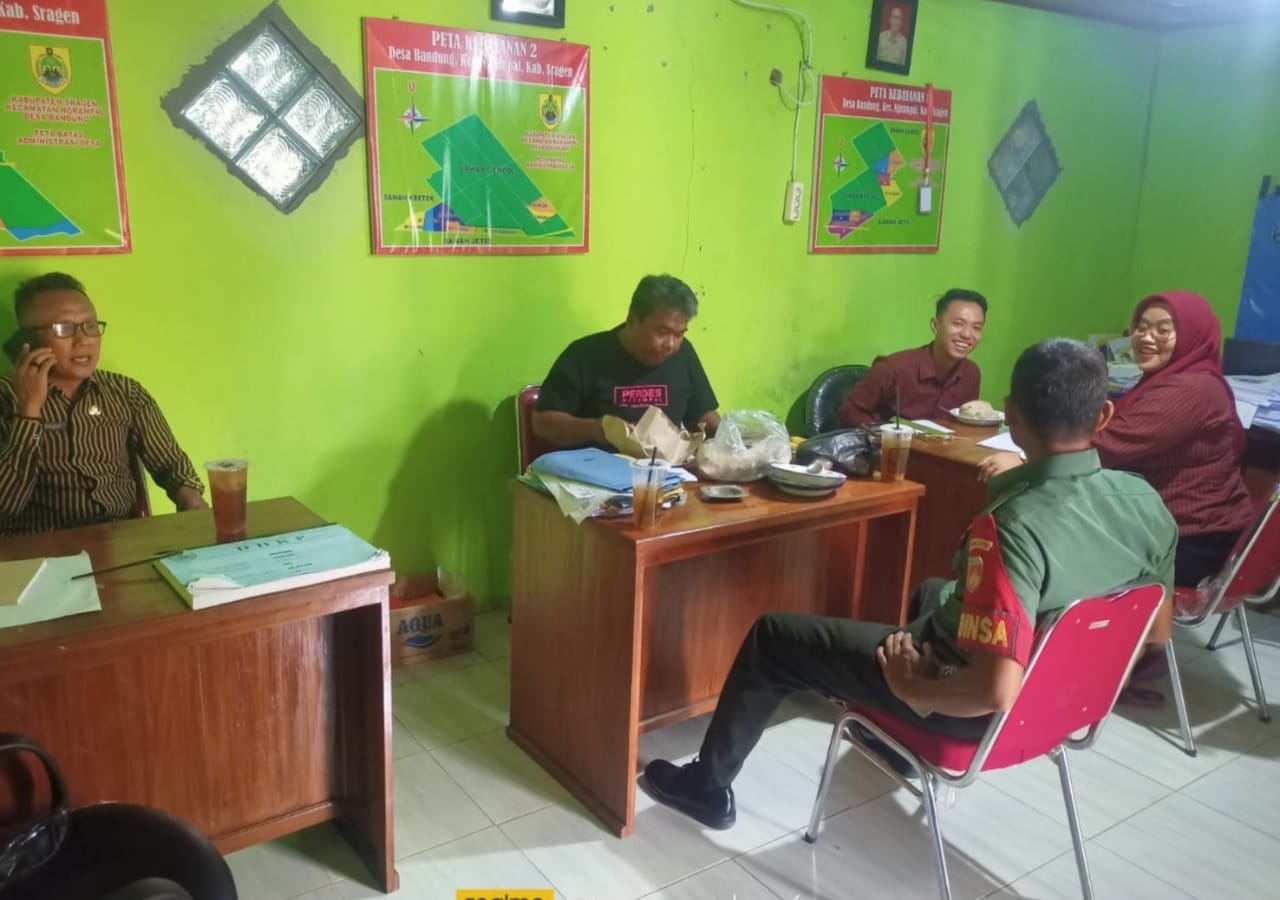 Babinsa: Bandung Mendekatkan Diri dan Membantu Warga Melalui Cek Data di Kantor Desa