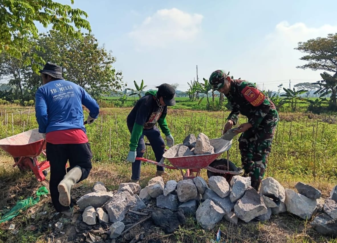 Pembangunan Talud Jalan Wujud Kerjasama Antara Babinsa dan Masyarakat