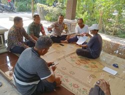 Pertemuan Babinsa dan Warga, Guna Terjalin Komunikasi Yang  Baik  Senin ( 22/07/2024 ) Serda Sutrisno Babinsa Desa Ngarum Anggota Koramil 07/Ngrampal Kodim 0725/Sragen duduk di tengah-tengah warga dengan penuh keakraban, sambil tersenyum dan menyapa satu per satu. Warga yang hadir terdiri dari berbagai kalangan, mulai dari petani, Pedagang dan pemuda desa yang antusias. Mereka duduk bersama dalam lingkaran, siap mendengarkan apa yang akan disampaikan oleh Babinsa mereka. Dalam pertemuan tersebut, Serda Sutrisno tidak hanya memberikan informasi terkait keamanan dan ketertiban di desa, tetapi juga mendengarkan aspirasi dan masukan dari warga. Ia memberikan kesempatan kepada setiap warga untuk berbicara dan menyampaikan ide atau keluhan yang mereka miliki. Sutrisno dengan bijaksana menjawab setiap pertanyaan dan memberikan solusi yang tepat untuk setiap permasalahan yang disampaikan oleh warga. Ia juga memberikan informasi terkait program-program pemerintah yang dapat memberikan manfaat bagi masyarakat desa. Selama pertemuan, terdengar tawa dan obrolan hangat di antara Babinsa dan warga binaannya. Mereka saling bertukar cerita, pengalaman, dan harapan untuk masa depan desa yang lebih baik. Sutrisno juga memberikan apresiasi kepada warga yang telah aktif dalam kegiatan-kegiatan sosial dan keamanan di desa. “ Melalui pertemuan seperti ini, terjalin komunikasi yang baik, kepercayaan yang kuat, dan kerjasama yang solid antara Babinsa dan masyarakat desa untuk mencapai tujuan bersama dalam memajukan Dkh.Genting Rt.16 Ds. Ngarum  Kec. Ngrampal “ Ucap Sutrisno.
