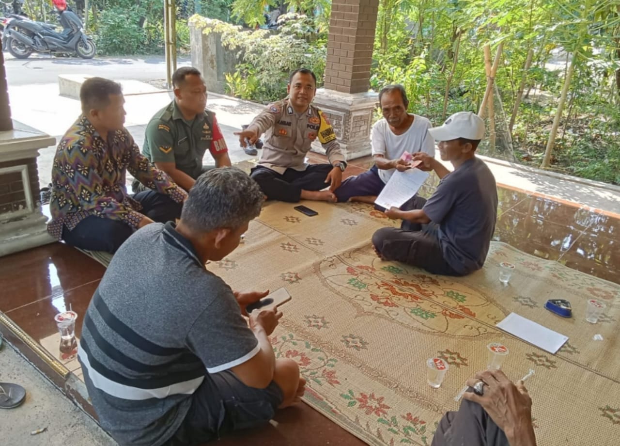 Pertemuan Babinsa dan Warga, Guna Terjalin Komunikasi Yang  Baik  Senin ( 22/07/2024 ) Serda Sutrisno Babinsa Desa Ngarum Anggota Koramil 07/Ngrampal Kodim 0725/Sragen duduk di tengah-tengah warga dengan penuh keakraban, sambil tersenyum dan menyapa satu per satu. Warga yang hadir terdiri dari berbagai kalangan, mulai dari petani, Pedagang dan pemuda desa yang antusias. Mereka duduk bersama dalam lingkaran, siap mendengarkan apa yang akan disampaikan oleh Babinsa mereka. Dalam pertemuan tersebut, Serda Sutrisno tidak hanya memberikan informasi terkait keamanan dan ketertiban di desa, tetapi juga mendengarkan aspirasi dan masukan dari warga. Ia memberikan kesempatan kepada setiap warga untuk berbicara dan menyampaikan ide atau keluhan yang mereka miliki. Sutrisno dengan bijaksana menjawab setiap pertanyaan dan memberikan solusi yang tepat untuk setiap permasalahan yang disampaikan oleh warga. Ia juga memberikan informasi terkait program-program pemerintah yang dapat memberikan manfaat bagi masyarakat desa. Selama pertemuan, terdengar tawa dan obrolan hangat di antara Babinsa dan warga binaannya. Mereka saling bertukar cerita, pengalaman, dan harapan untuk masa depan desa yang lebih baik. Sutrisno juga memberikan apresiasi kepada warga yang telah aktif dalam kegiatan-kegiatan sosial dan keamanan di desa. “ Melalui pertemuan seperti ini, terjalin komunikasi yang baik, kepercayaan yang kuat, dan kerjasama yang solid antara Babinsa dan masyarakat desa untuk mencapai tujuan bersama dalam memajukan Dkh.Genting Rt.16 Ds. Ngarum  Kec. Ngrampal “ Ucap Sutrisno.