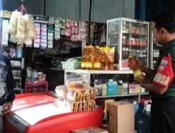 Babinsa Turun Langsung, Pantau Harga Sembako di Kios