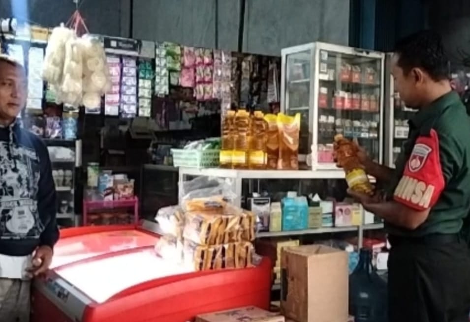 Babinsa Turun Langsung, Pantau Harga Sembako di Kios