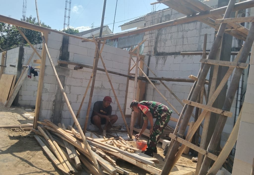 Babinsa Gotong-royong Bantu Renovasi Rumah Warga