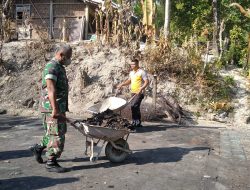 Babinsa Bantu Pembersihan Puing-puing Kandang Kambing Yang Terbakar