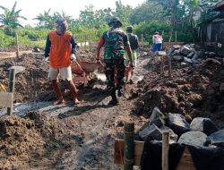 Wujudkan Kemanunggalan, Babinsa Bantu Warga Bangun Rumah