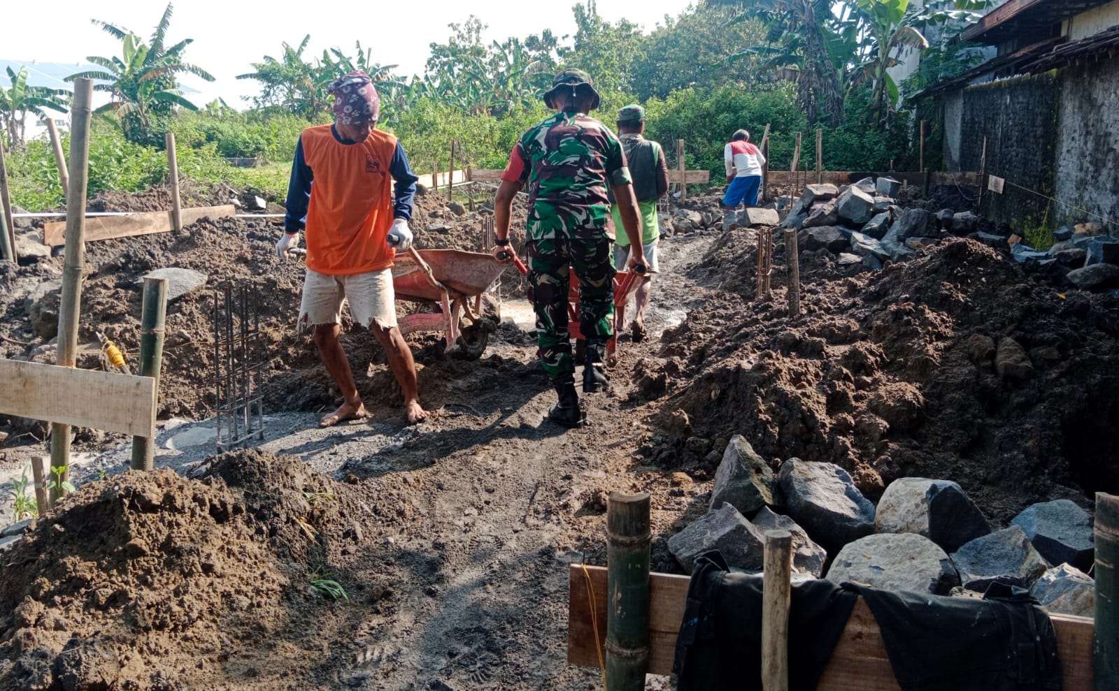 Wujudkan Kemanunggalan, Babinsa Bantu Warga Bangun Rumah
