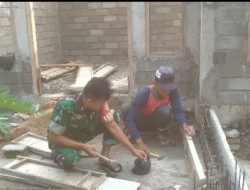 Babinsa Turut Serta dalam Kerja Bakti Membangun Rumah untuk Warga