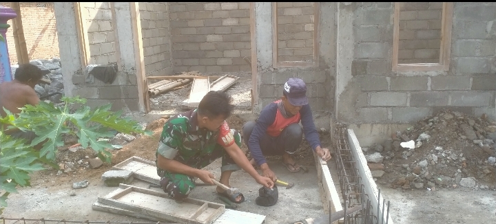 Babinsa Turut Serta dalam Kerja Bakti Membangun Rumah untuk Warga