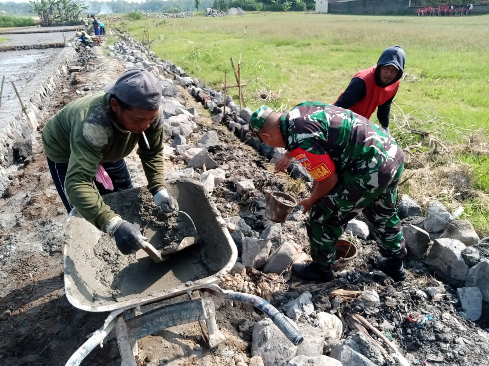 Gotong Royong Membangun Talud Jalan