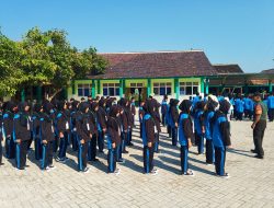 Babinsa Memperkenalkan Latihan Baris Berbaris Kepada Generasi Muda