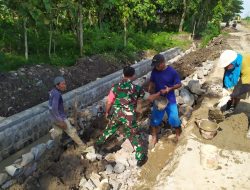 Gotong Royong Pembuatan Talud Irigasi Tingkatkan Hasil Pertanian