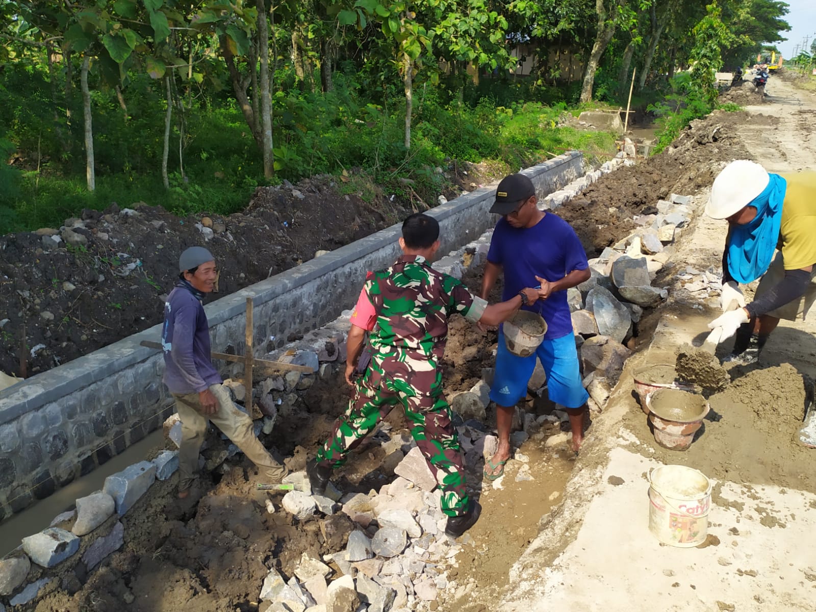 Gotong Royong Pembuatan Talud Irigasi Tingkatkan Hasil Pertanian