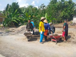 Andil Dalam Perbaikan Infrastruktur Desa, Babinsa Kerja Bakti Uruk Jalan