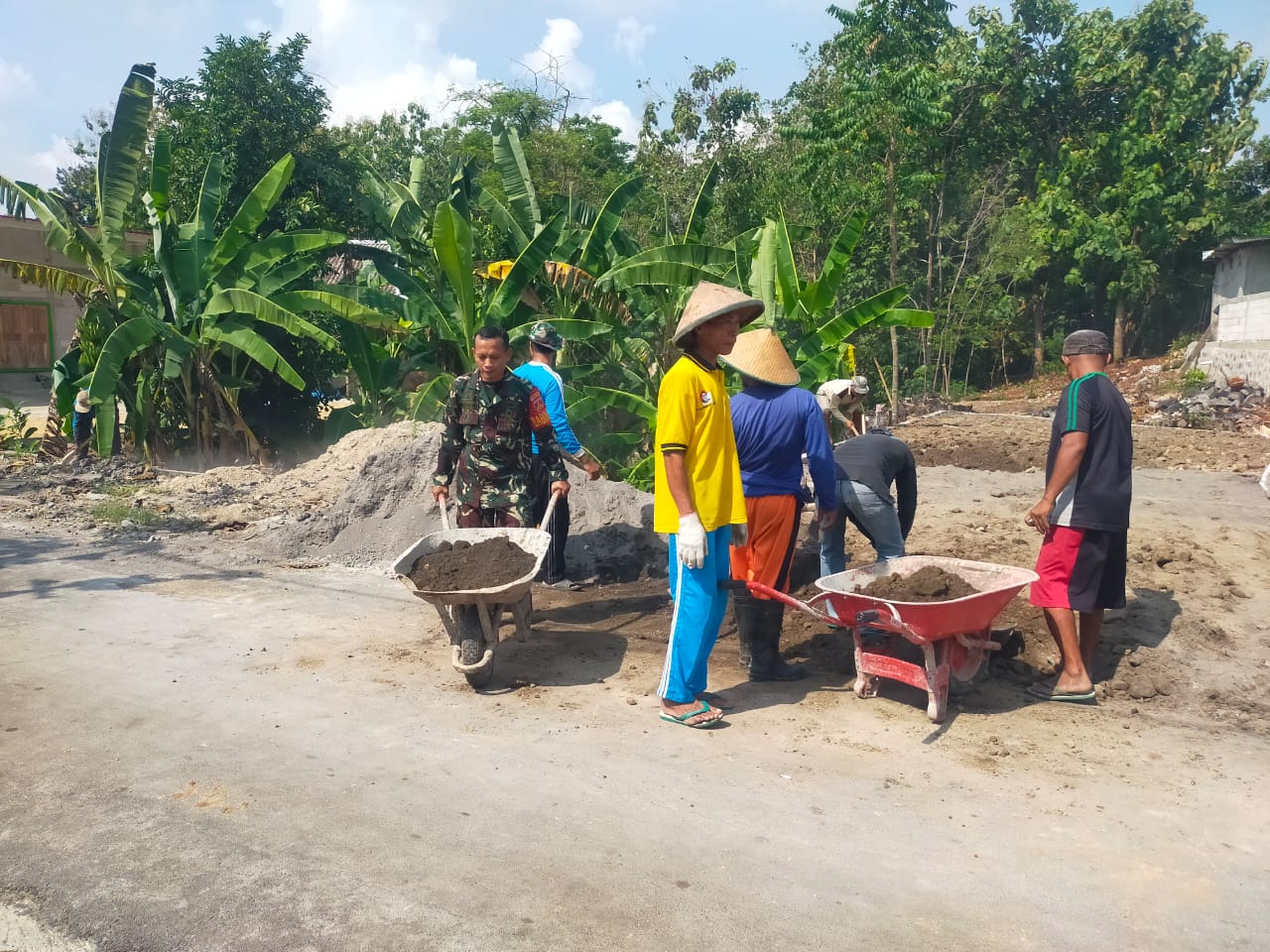 Andil Dalam Perbaikan Infrastruktur Desa, Babinsa Kerja Bakti Uruk Jalan