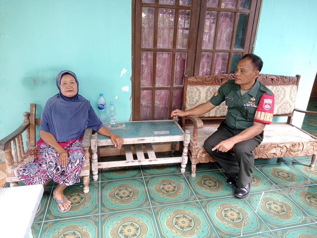 Jalin Keakraban dan Kedekatan dengan Warga, Babinsa Komsos di Wilayah Desa Binaan