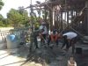 Dengan Penuh Semangat dan Kebersamaan, Babinsa Turun Tangan Langsung Bantu Pembuatan Rumah Warga