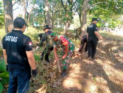 Babinsa Gotong Royong Bersihkan Lapangan, Wujudkan Desa Sehat dan Asri