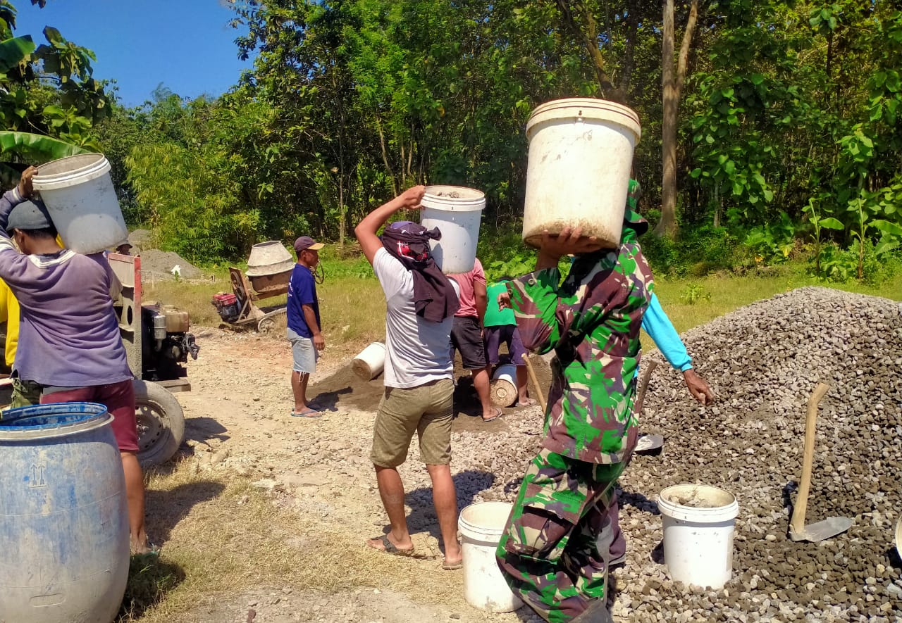 Babinsa Kerja Bakti Pembangunan Infrastruktur  Jalan yang Mendukung Kesejahteraan Masyarakat