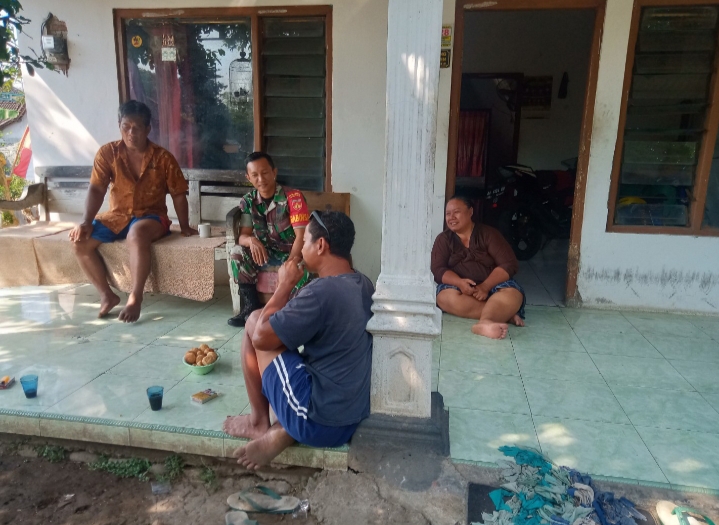 Babinsa Kel Kwangen  Jalin Keakraban dengan Warga Melalui Komsos