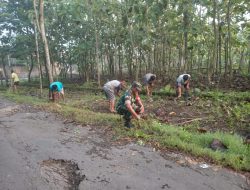 Babinsa Berperan Aktif Dalam Pembersihan Jalan Jelang HUT RI