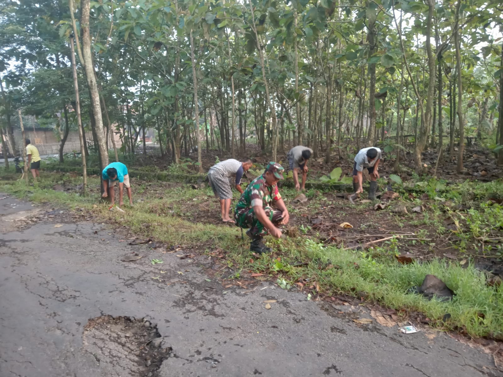 Babinsa Berperan Aktif Dalam Pembersihan Jalan Jelang HUT RI