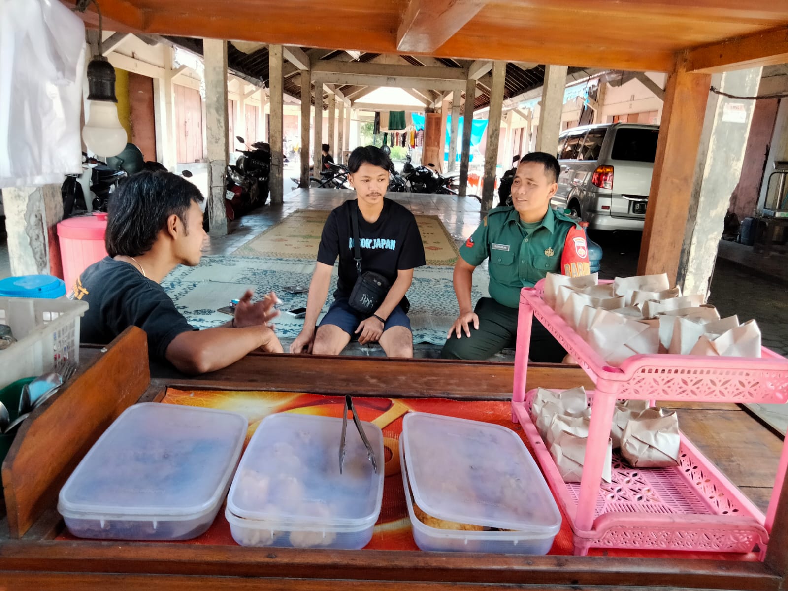 Babinsa Jalin Keakraban dengan Pemilik Warung, Bangun Sinergi untuk Keamanan dan Ketertiban