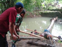Babinsa Bersihkan Sungai, Wujudkan Lingkungan Sehat dan Bersih