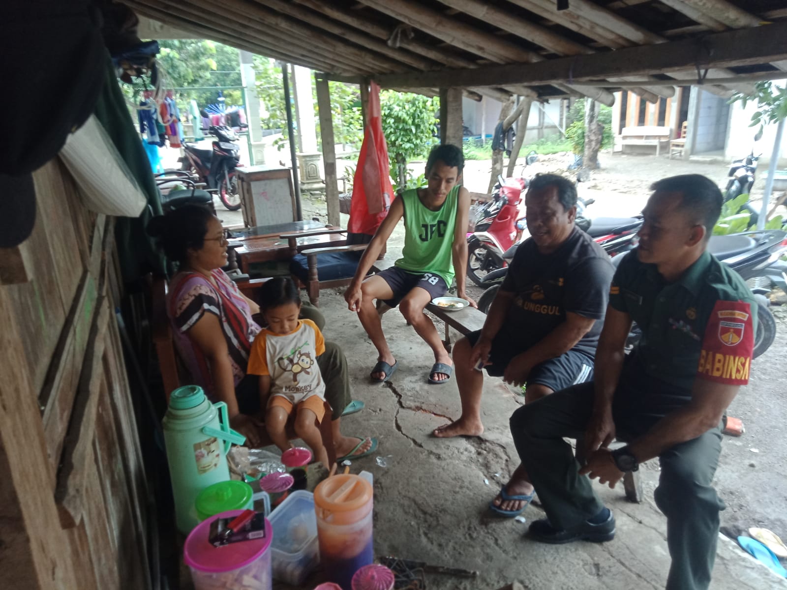 Babinsa Ajak Warga Rutin Kerja Bakti untuk Cegah Demam Berdarah