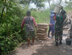 Babinsa Berjibaku, Jalan Desa Gilirejo Semakin Mulus