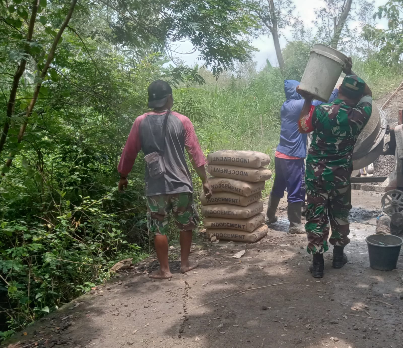 Babinsa Berjibaku, Jalan Desa Gilirejo Semakin Mulus