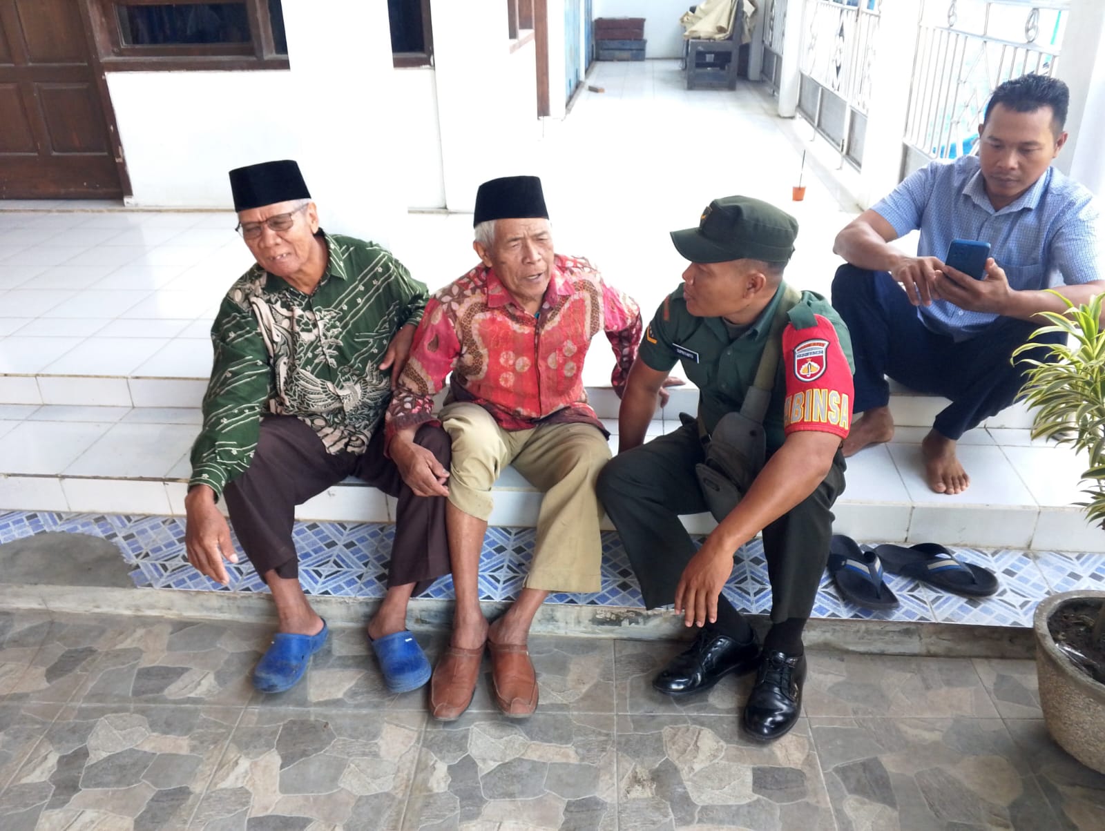 Ngobrol Santai, Jembatan Keakraban Babinsa Kalimacan dan Lansia